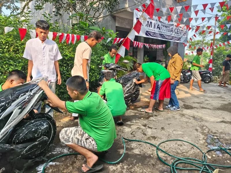 Halaman depan Karunia Center saat siswa dan pendamping mencuci motor bersama